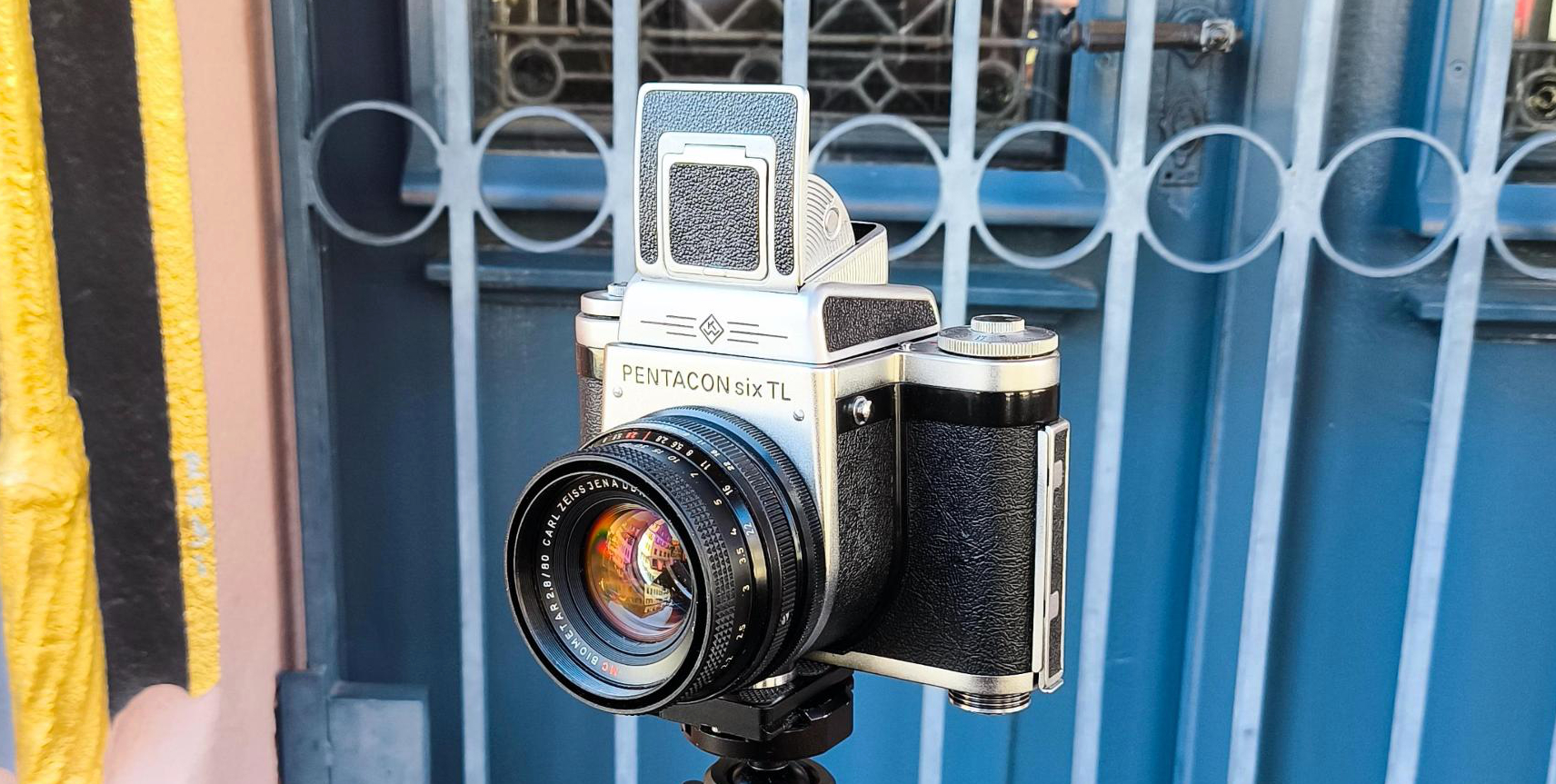 Pentacon Six TL Kamera auf einem Stativ