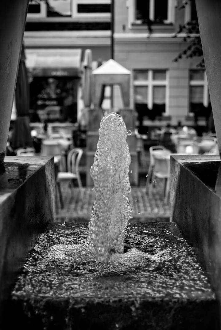 Springbrunnen vor einem Restaurant