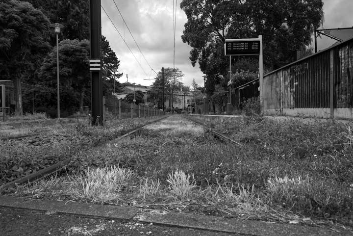 Straßenbahnschienen und Haltestelle