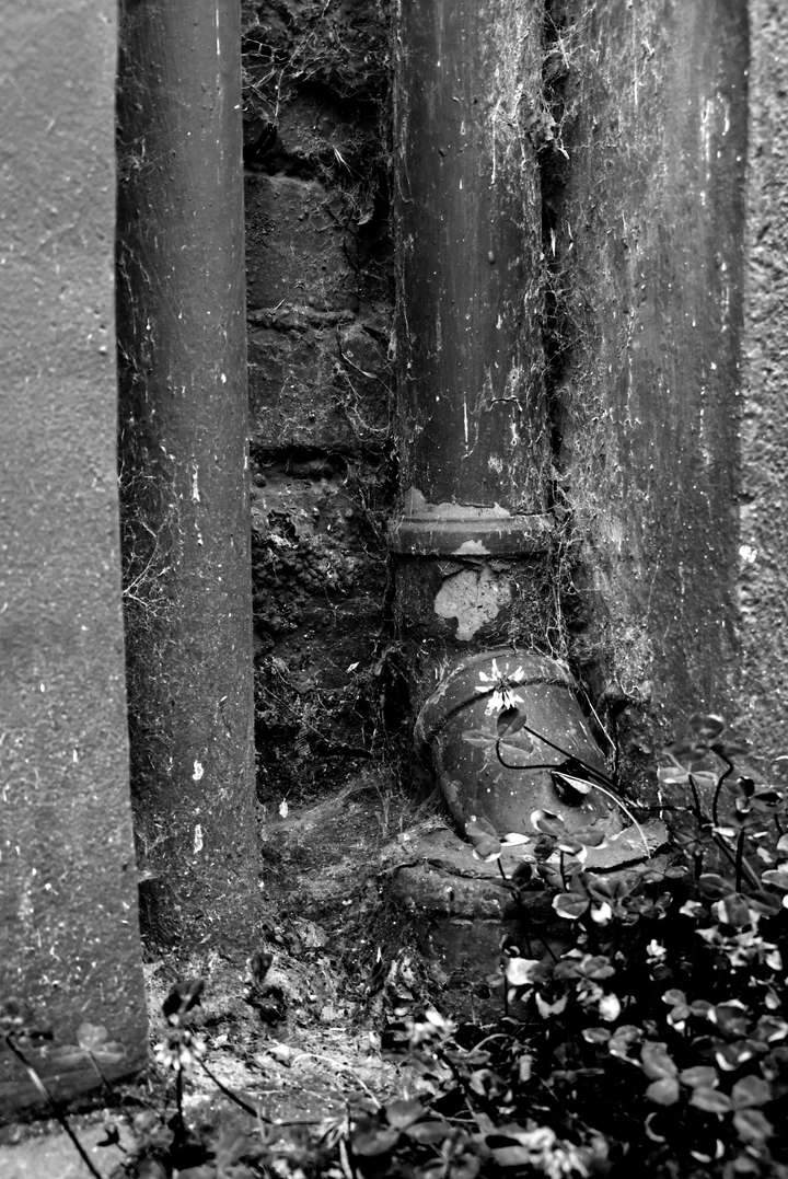 Dachrinnen Abflussrohre in einer Mauernische