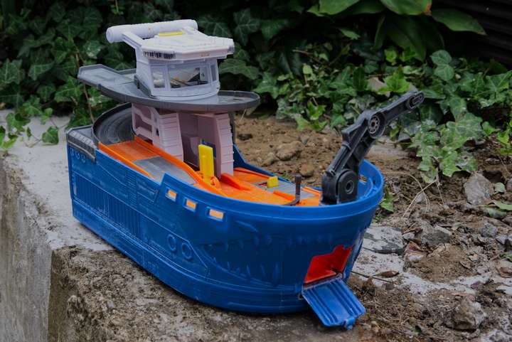 Spielzeugschiff auf einer Mauer