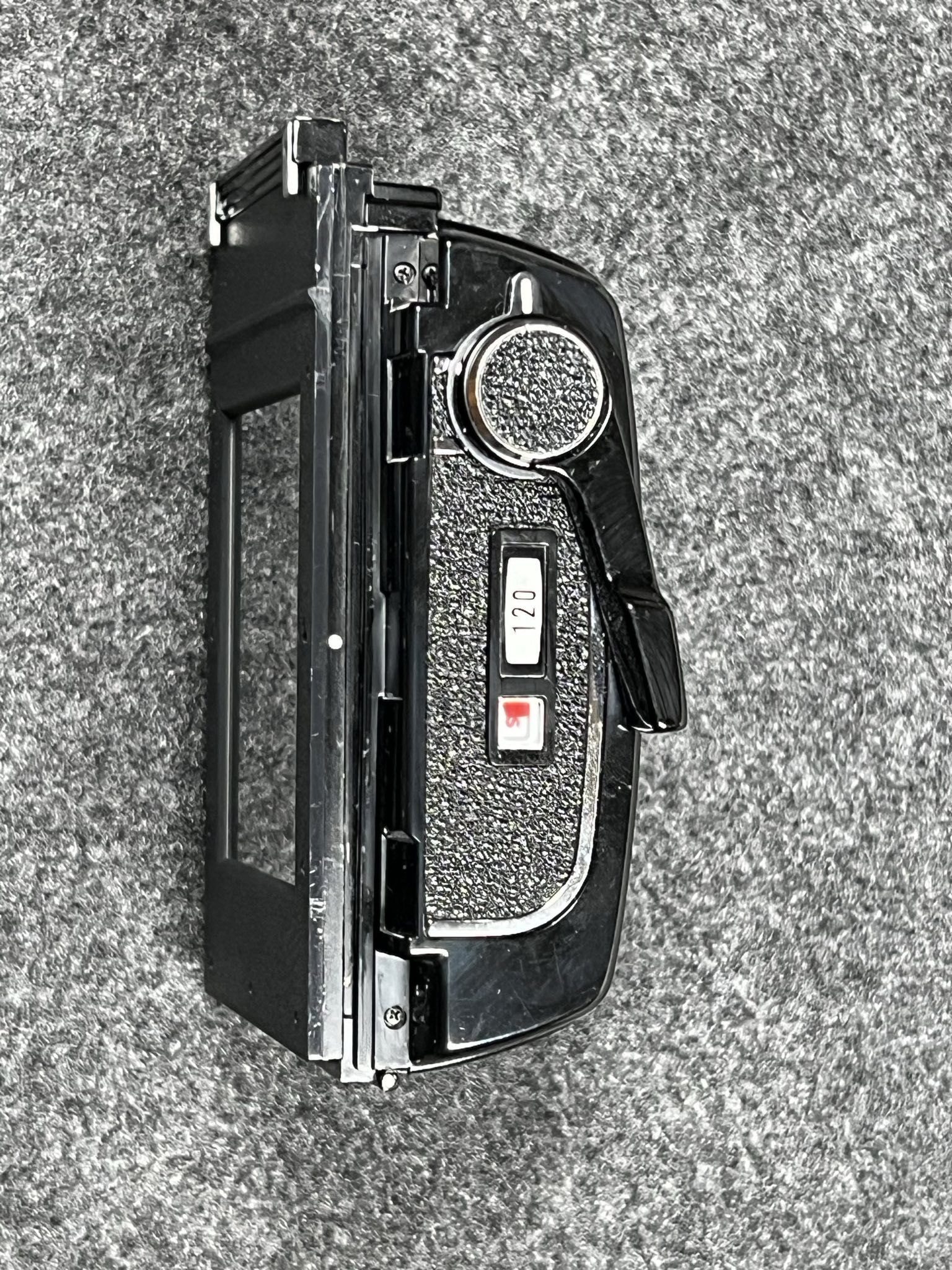 Die Filmkassette aufrecht stehend mit dem Spannhebel